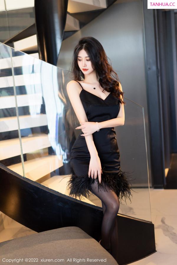laura阿姣  [XiuRen]高清写真图 2022.11.24 No.5906 laura阿姣 黑丝美腿第13张图片